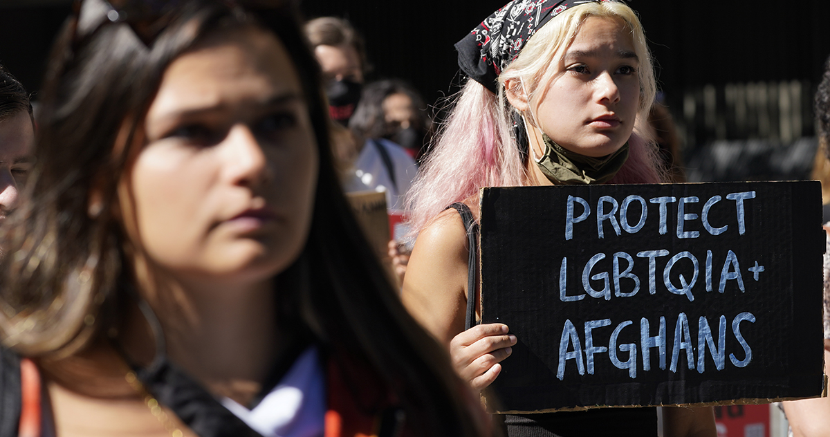 Demonstranter utanför FN i New York kräver skydd för hbtq-afghaner.