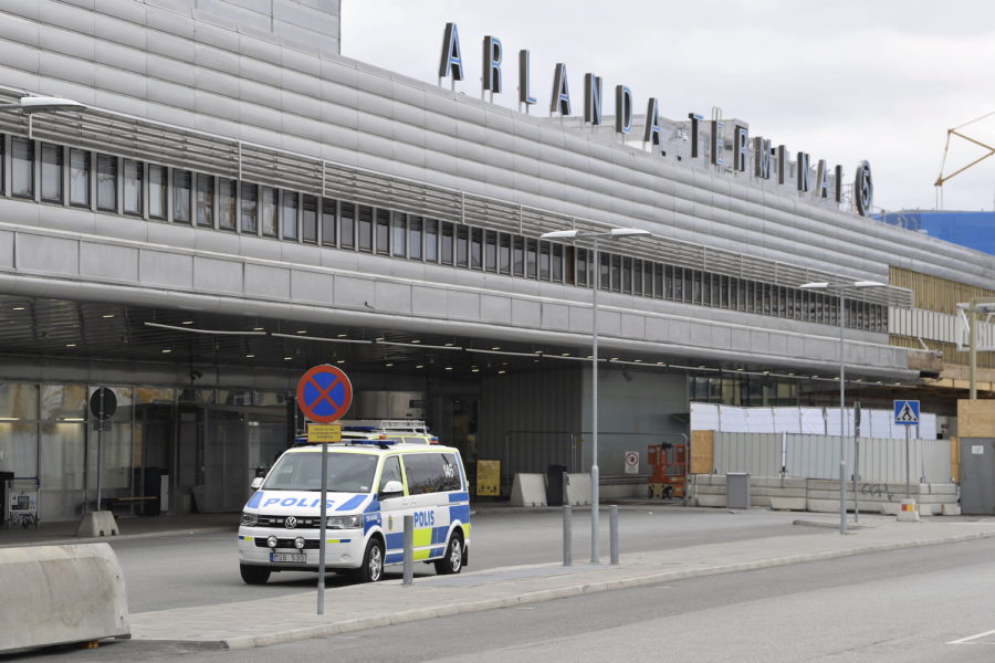 Ytterligare tre IS-kvinnor med åtta barn landade på Arlanda i eftermiddags.