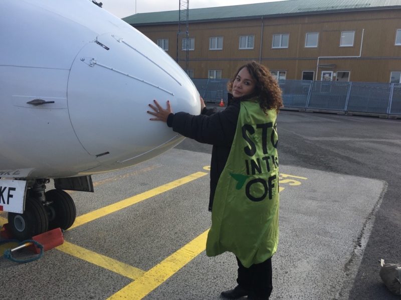 En aktivist från Extinction rebellion klistrade under söndagen fast sig på ett flygplan som var på väg från Bromma till Halmstad.