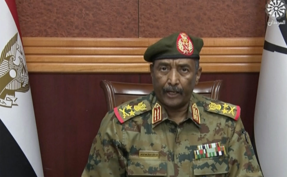 Generalen Abdel Fattah al-Burhan under sitt tv-sända tal på måndagsmorgonen.