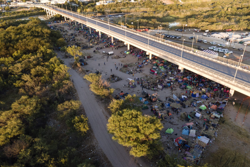 Migranter, till störst del från Haiti, nära Rio Grande som är gränsen mellan USA och Mexiko.