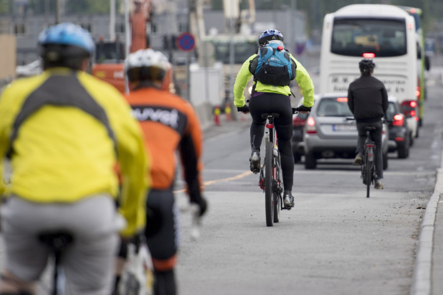 Naturvårdsverket har satt ett mål om att andelen persontransporter med kollektivtrafik, cykel och gång i Sverige ska vara minst 25 procent 2025.