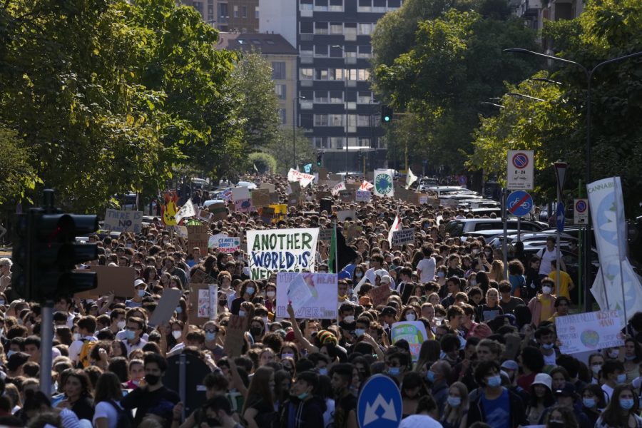 Omkring 50 000 personer demonstrerade i Milano under fredagen för att sätta tryck på ledarna som samlats för ett förmöte till COP26.