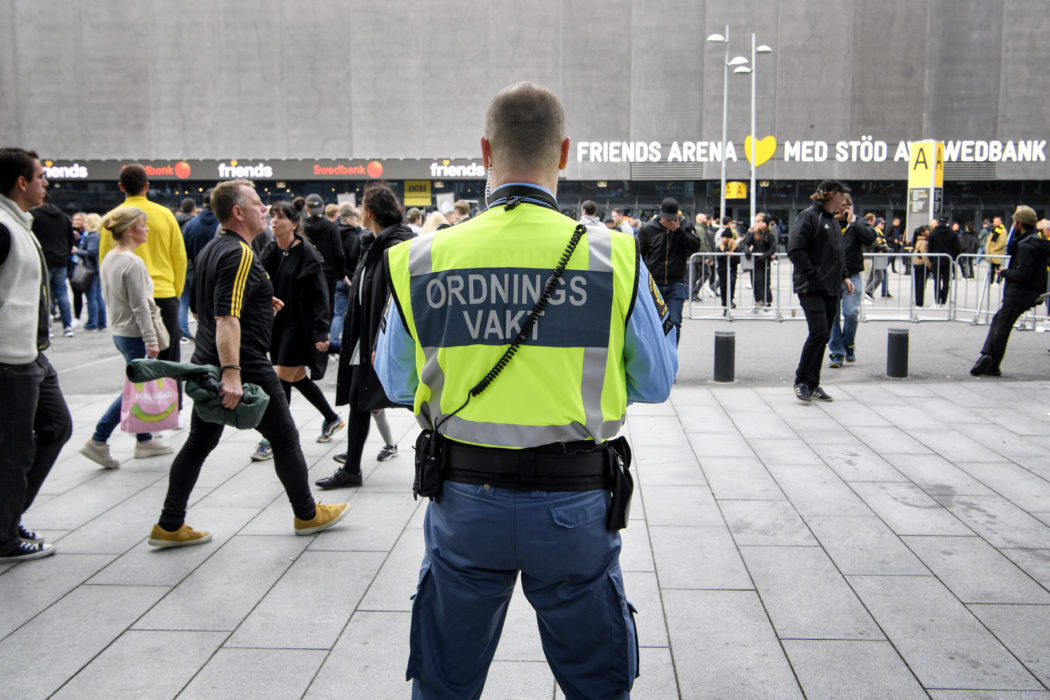 En ordningsvakt utanför Friends Arena i Solna.