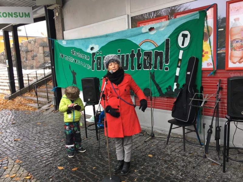 Sandra tillsammans med sitt barn på en manifestation mot rasism i Kärrtorp.