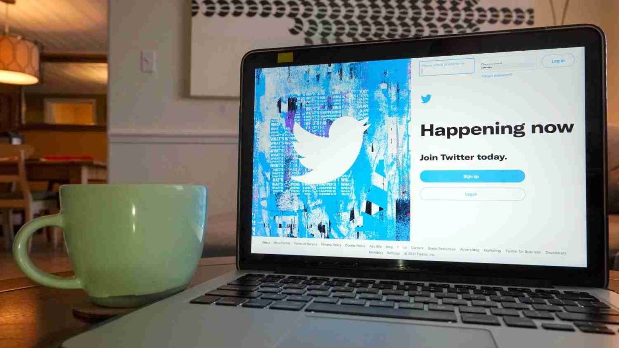 Twitter har gjort en undersökning av hur deras algoritmer sorterar inläggen, och det visar sig att innehåll med högerpolitik lyfts fram mer.