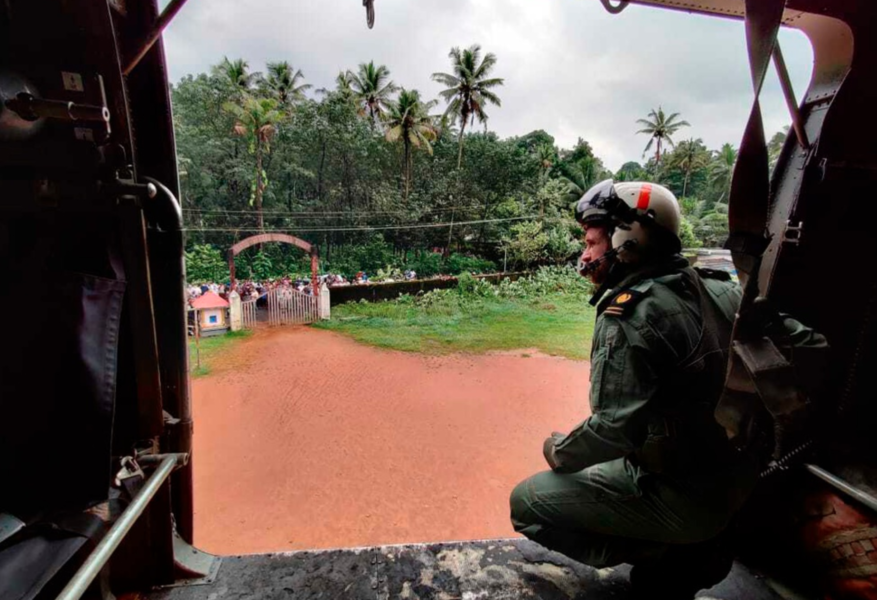 Indiens militär deltar i räddningsarbete med helikopter.