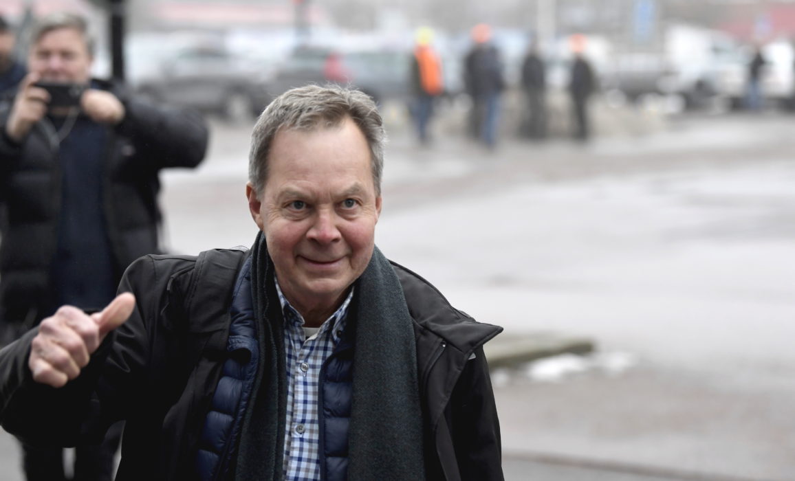 Företagsledaren Karl Hedin utanför Västmanlands tingsrätt tidigare i år.