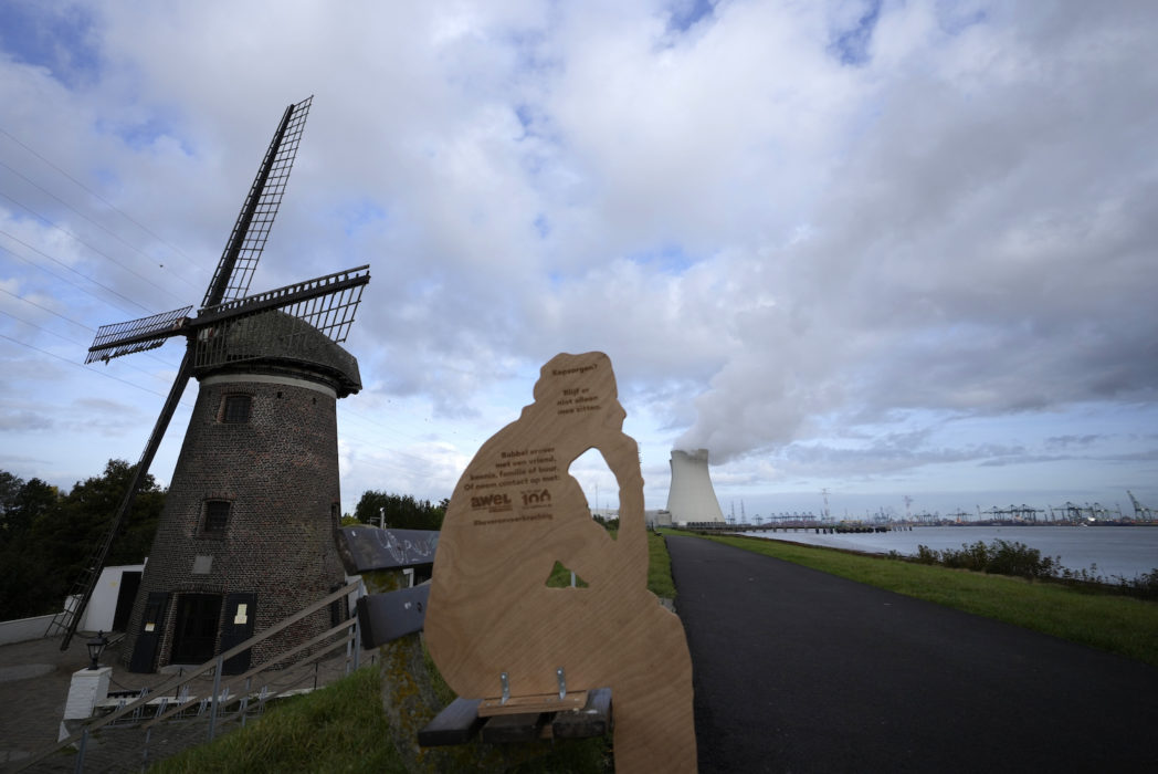 Vad är hållbar energi? Mellan ett kärnkraftverk och en gammal väderkvarn i Belgien har det i oktober, inför klimattoppmötet, satts upp en träfigur på en bänk för att uppmana människor till att sitta ner och samtala.