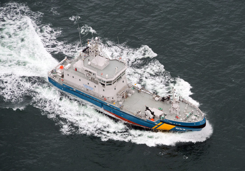 KBV 033, Kustbevakningens närmaste miljöräddningsfartyg, har tagit kurs mot utsläppet.
