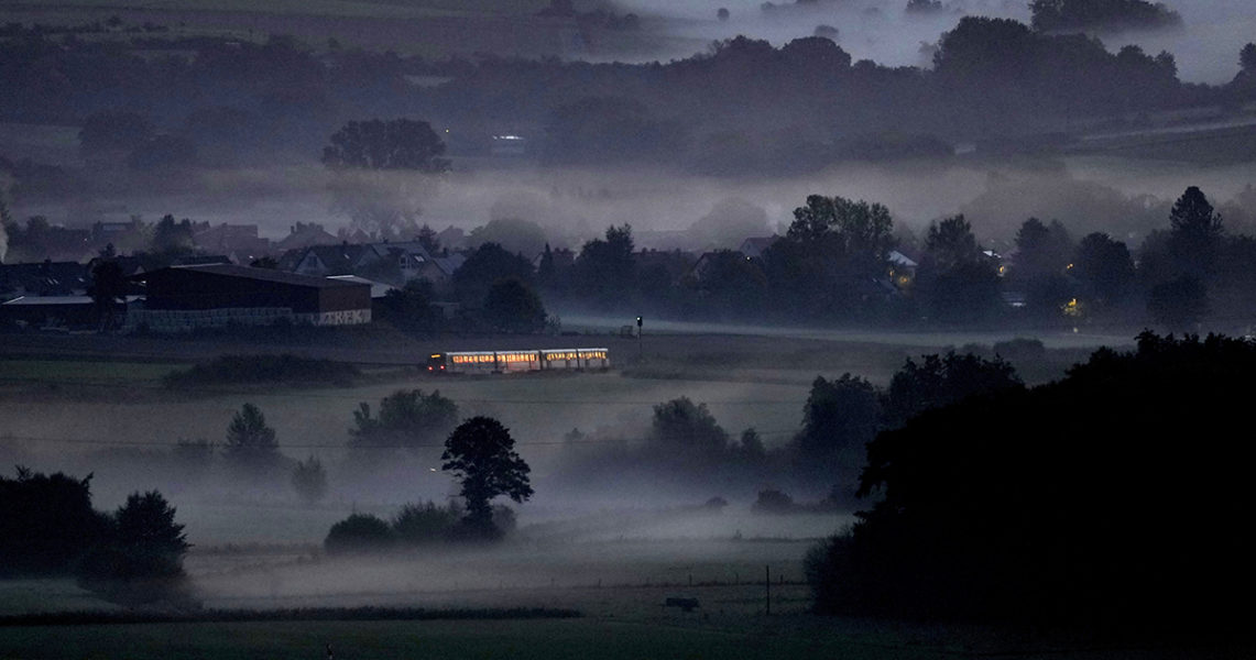 Ett tåg rusar fram i dimman nära staden Wehrheim i Tyskland.