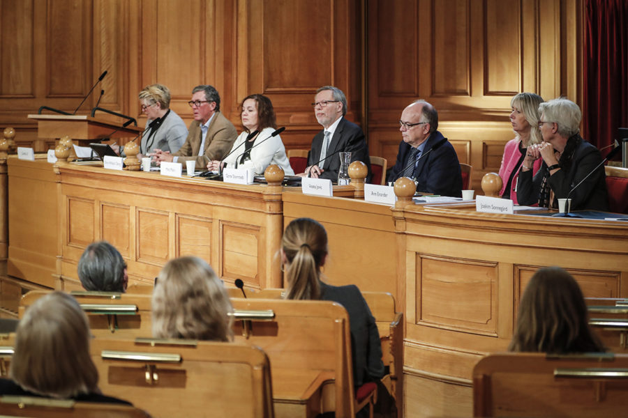 Coronakommissionen med ordförande Mats Melin i mitten presenterar sitt andra delbetänkande för riksdagen.