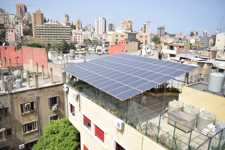Solkraft på ett tak i Beirut tillhörande Karagheusian Center, en hjälpinstans för barn som finansieras av Nederländerna.