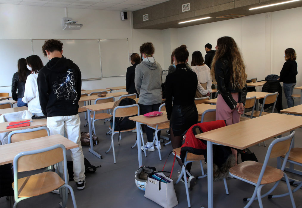 Tyst minut hölls på franska skolor för att hedra mördade historielärare Samuel Paty.
