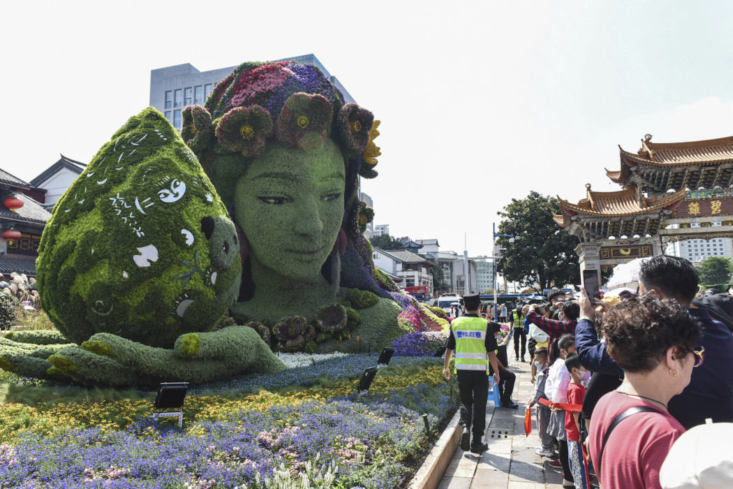 En blomsterdekoration pryder en av parkerna i Kunming, där COP15 hållits i veckan.