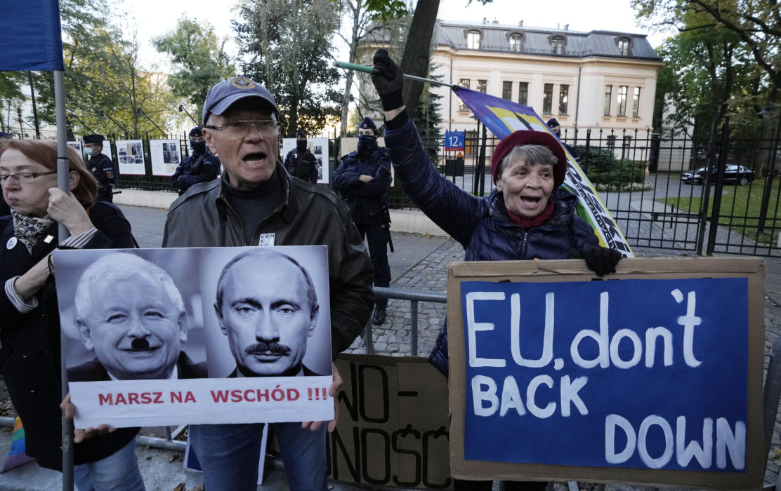 Demonstranter utanför författningsdomstolen i Warszawa i torsdags.
