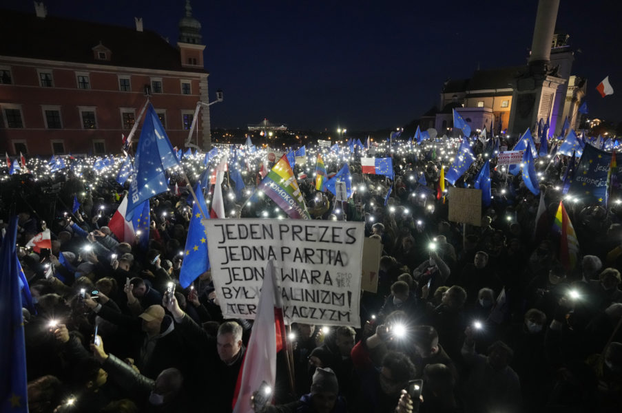 Massiva manifestationer till stöd för Polens EU-medlemskap.