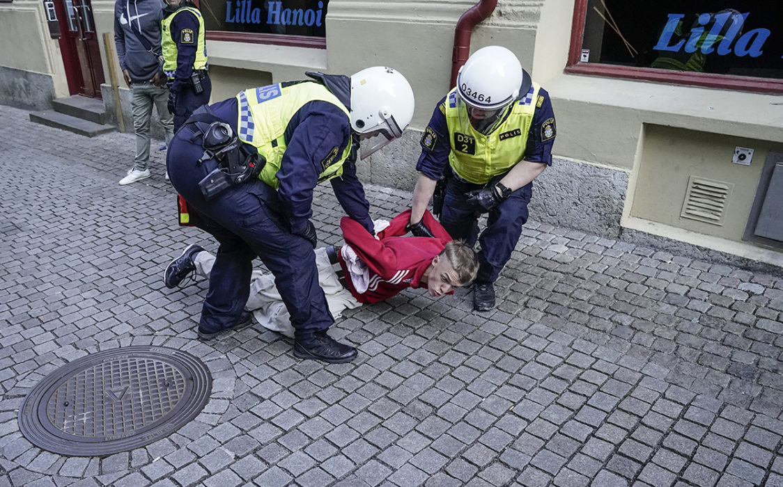 Demonstrant grips av polis i samband med Black lives matter-demonstrationen i Göteborg.