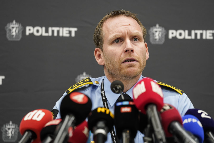 Polisinspektör Per Thomas Omholt på fredagens pressträff om Kongsbergsdådet.