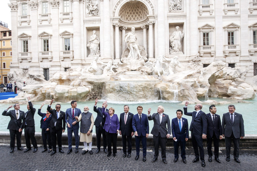 G20-ledarna passade på att som traditionen bjuder slänga mynt i Fontana di Trevi i centrala Rom under helgens toppmöte.