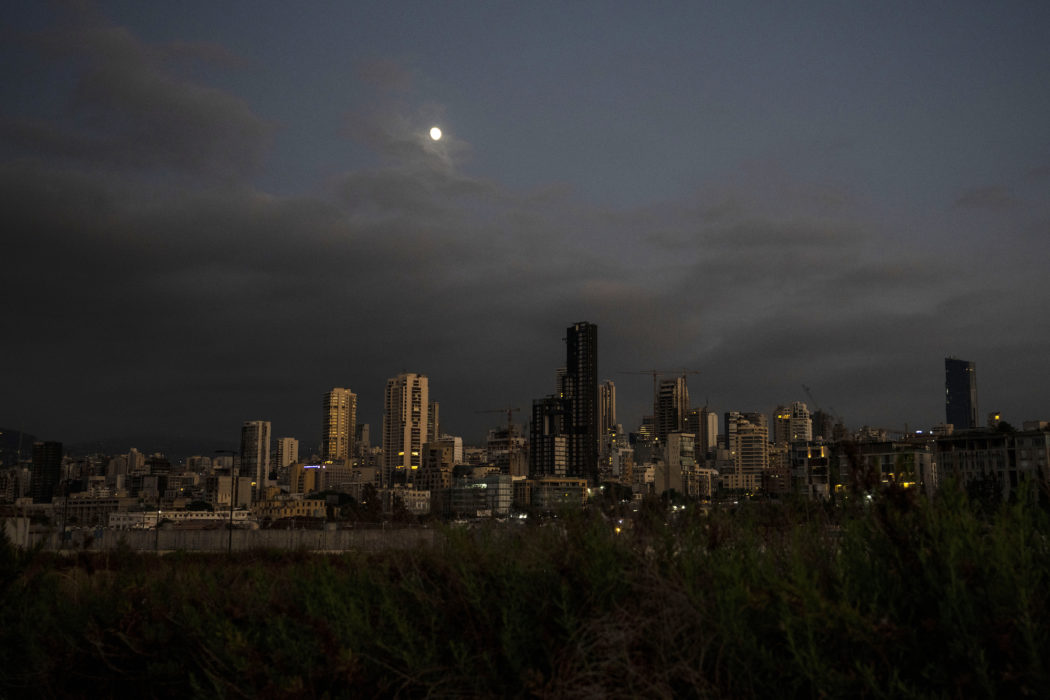 Bild från Beirut i augusti i år, då strömmen också stängdes av.