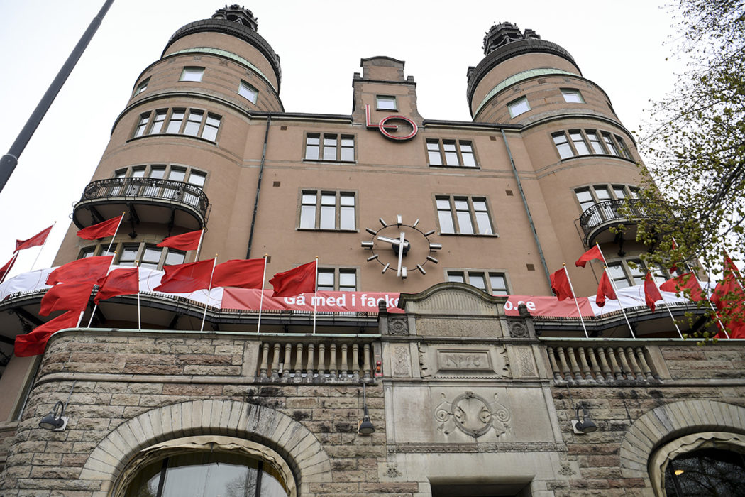 LO-förbundens ekonomiska stöd till S minskar kraftigt, visar en kartläggning.
