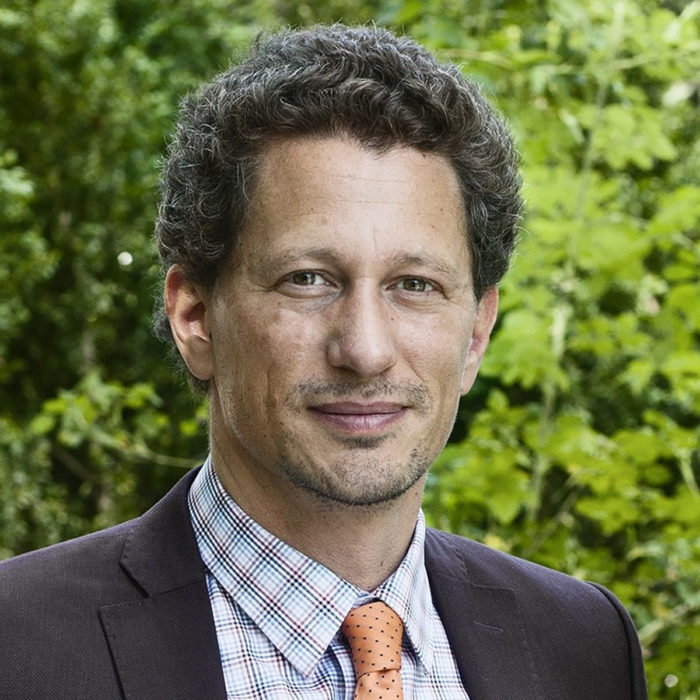 Max Waltman, forskare i statsvetenskap vid Stockholms universitet, anser att det är klarlagt att porrkonsumtion leder till sexuellt aggressivt beteende och att studier som gjorts på vuxna även är applicerbara på unga.
