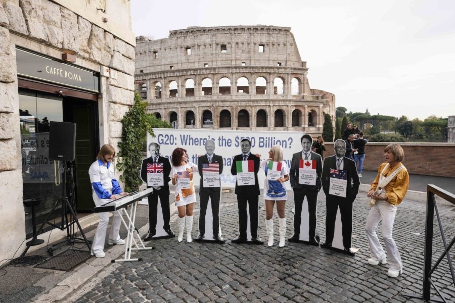 Som en försmak av de större demonstrationerna under lördagseftermiddagen passade några aktivister från nätverket Avaaz under fredagen på att klä ut sig till ABBA och sjunga Money, money money framför Colloseum i Rom.