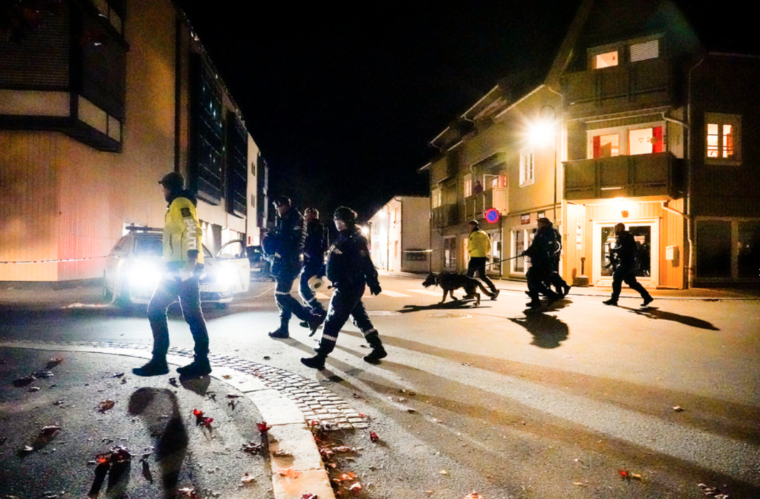 Polis söker genom Kongsberg under onsdagskvällen.