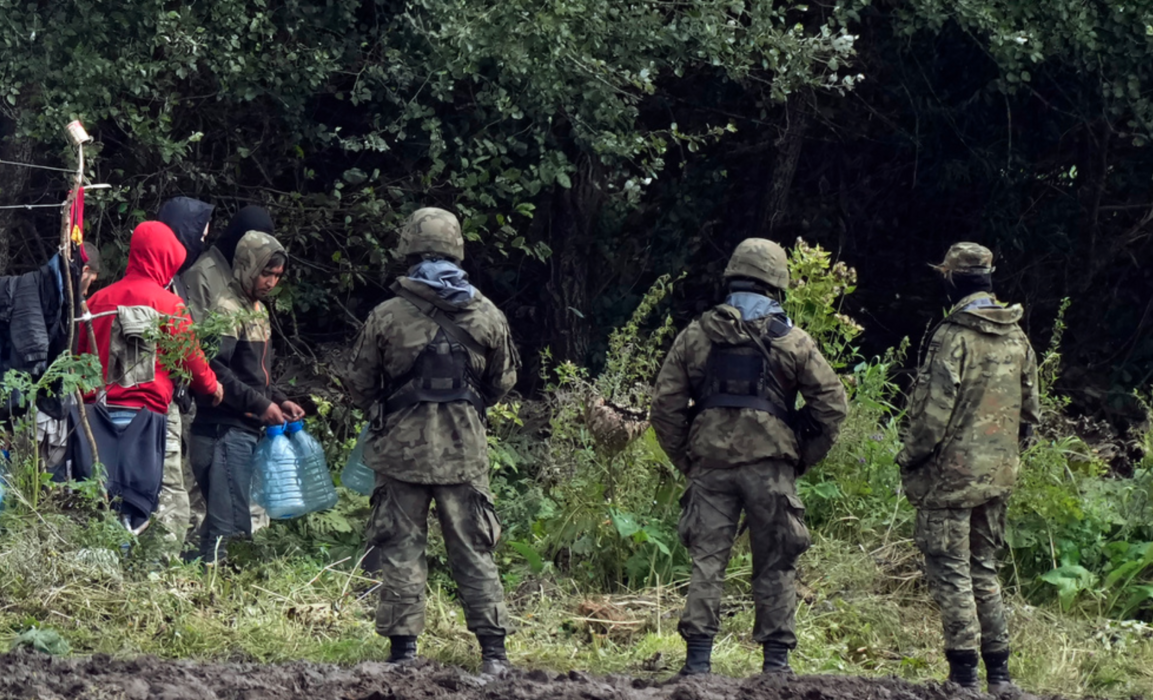Migranter försöker ta sig in i Polen från Belarus, men stoppas av polsk militär.