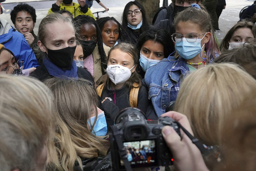 Greta Thunberg, mitten, under klimatprotester i London.