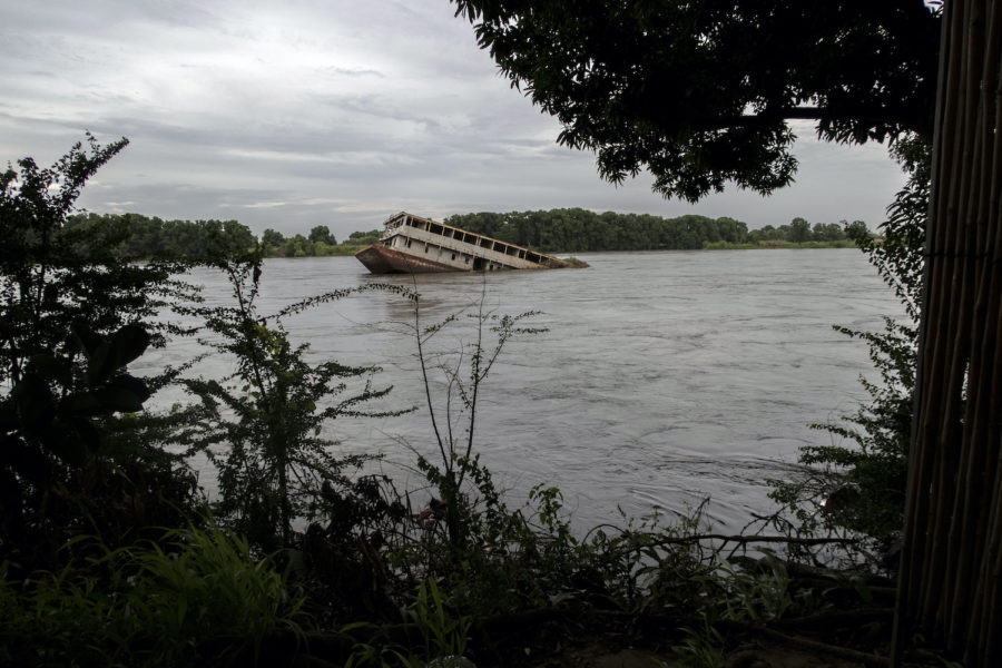 En övergiven båt på väg att sjunka i Sydsudan, som drabbats av häftiga regn.