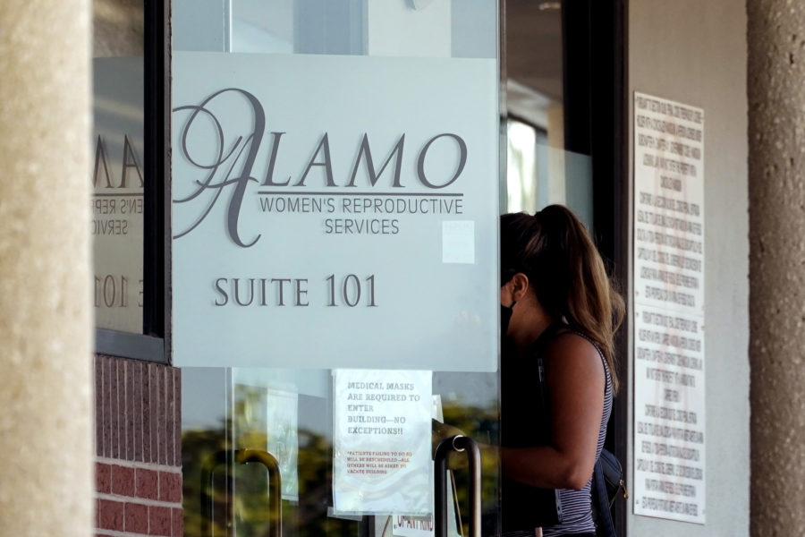 En kvinna kliver in på en abortklinik i San Antonio.