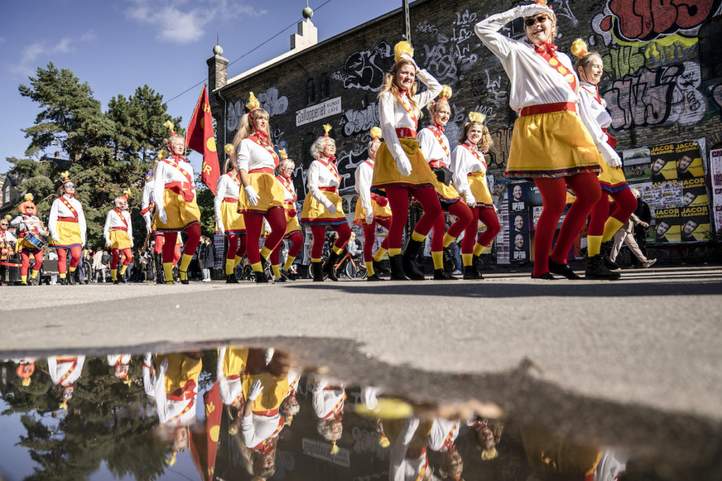 Christianias 50-årsjubileum firades med bland annat en parad som gick från Christiania till Rådhuspladsen i Köpenhamn.