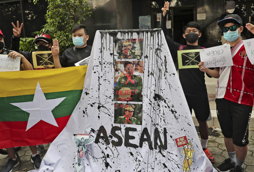 I april i år protesterade demonstranter i Indonesien mot Myanmars juntaledare i samband med att han besökte landet och träffade Asean-ledarna i ett extrainsatt möte.