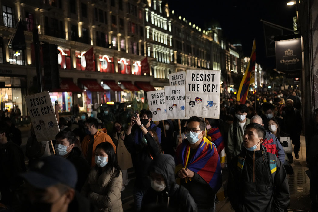 En demonstration till stöd för bland annat uigurerna, ett av Kinas 55 officiellt erkända minoritetsfolk, utanför den kinesiska ambassaden i London.