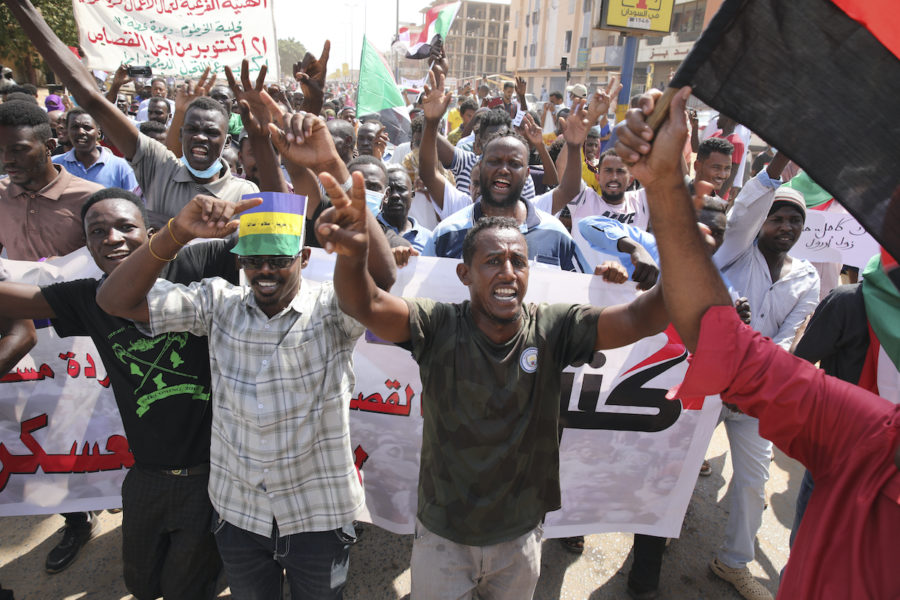 Folkliga protester störtade den hårdföre Omar al-Bashir 2019 och ersattes av  civil-militärt råd och en civil regering.