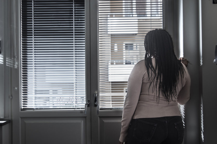 Det är vanligare att flickor sätts i "isolering" inom den statliga tvångsvården – två tredjedelar av besluten om avskiljning gäller flickor, visar ny rapport från organisationen Barnrättsbyrån.
