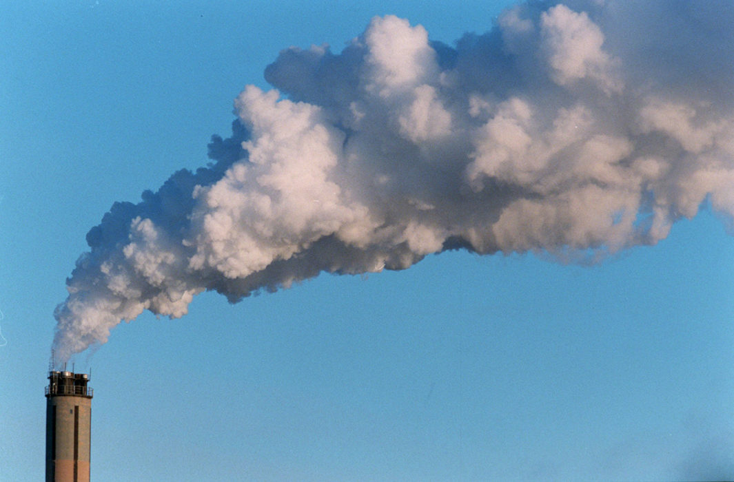 Nettonollutsläpp 2045? Partierna i Sveriges riksdag är inte eniga om chanserna att nå klimatmålen.