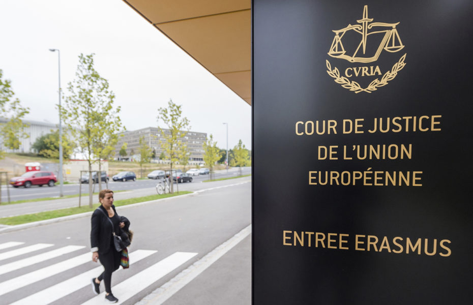 EU-domstolen i Luxemburg anser att Polen bryter mot demokratiska grundsatser.