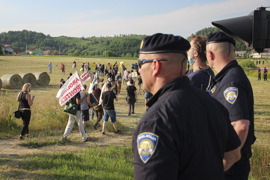 Kroatisk polis övervakar en demonstration i juni i år mot polisens agerande mot migranter vid gränsen mot Bosnien-Hercegovina.