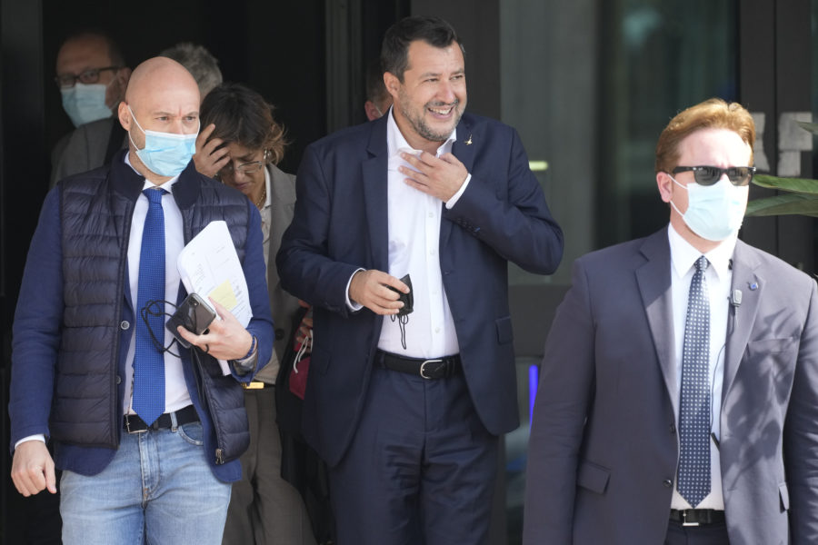 Matteo Salvini efter rättegångens första dag i Palermo.