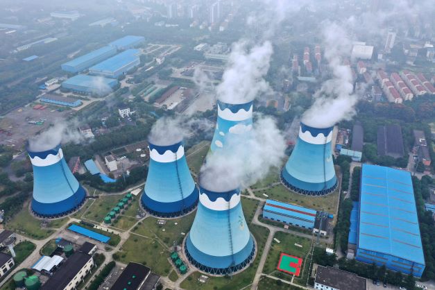 Ånga kommer ur ett kolkraftverk i Nanjing i Kina.