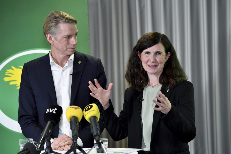 Desperata? Miljöpartiets språkrör Per Bolund och Märta Stenevi tar partiet vänsterut, enligt statsvetare.