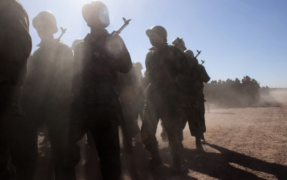 Soldater från självständighetsrörelsen Polisario under en militärparad i byn Tifariti i Västsahara.