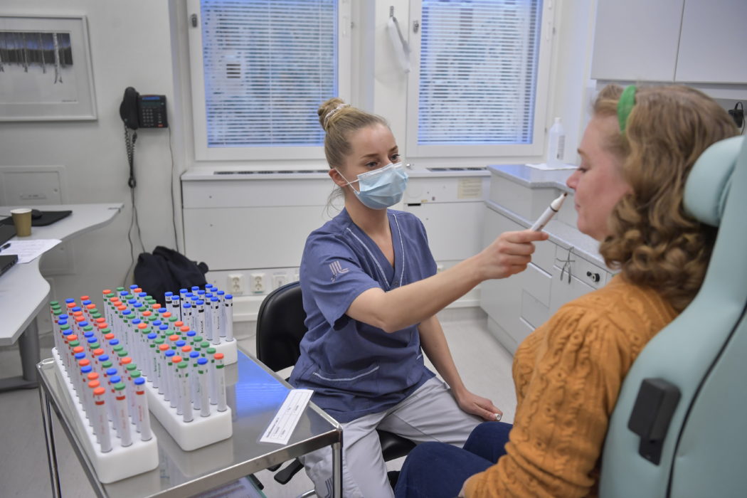 Med hjälp av "pennor" med olika dofter testar sjuksköterskan Li Nyman patienternas luktsinne.