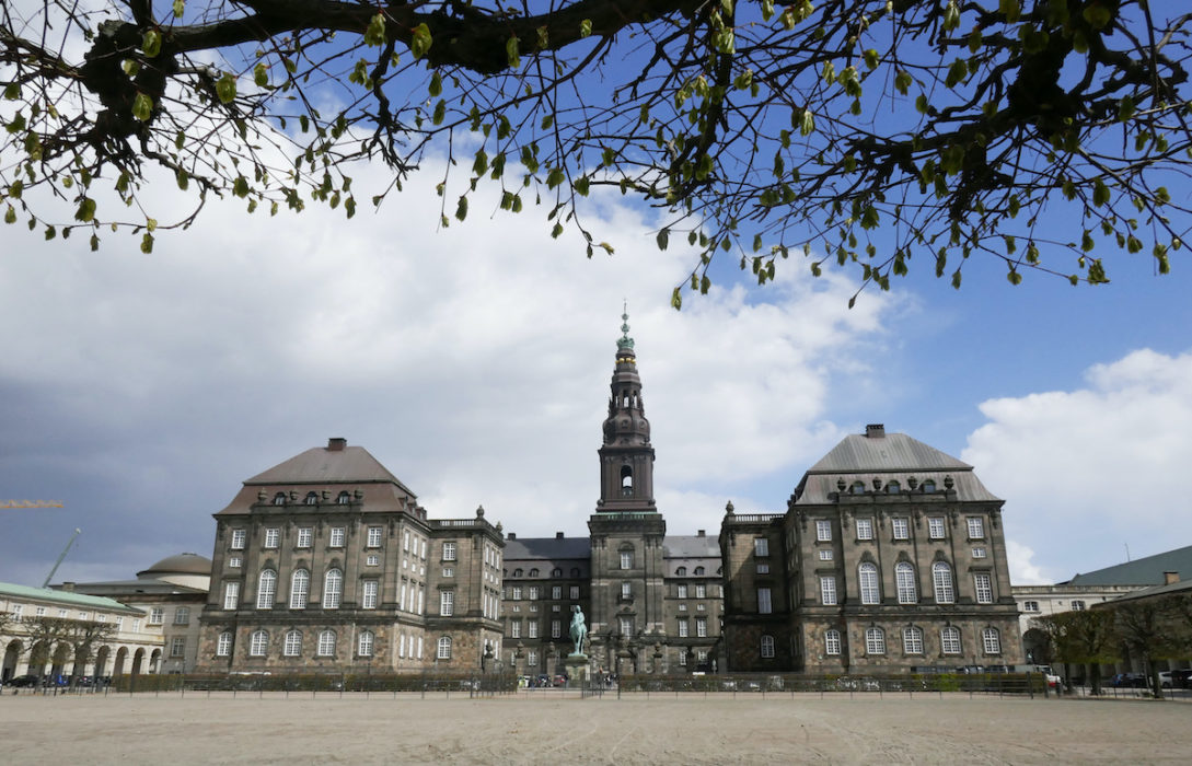 Folketinget i Danmark måste ta upp frågan om tillfälliga uppehållstillstånd för asylsökande från Syrien, sedan ett medborgarförslag fått mer än 50 000 namnunderskrifter.