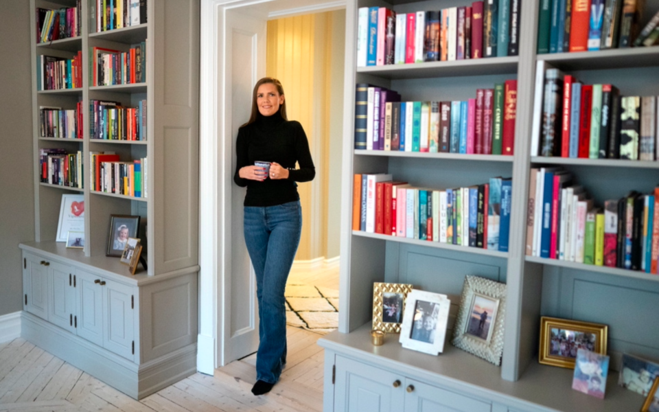 Hemma hos Andréa och Fredric Trygg har en vägg i vardagsrummet förvandlats till förvaring och bokhylla.