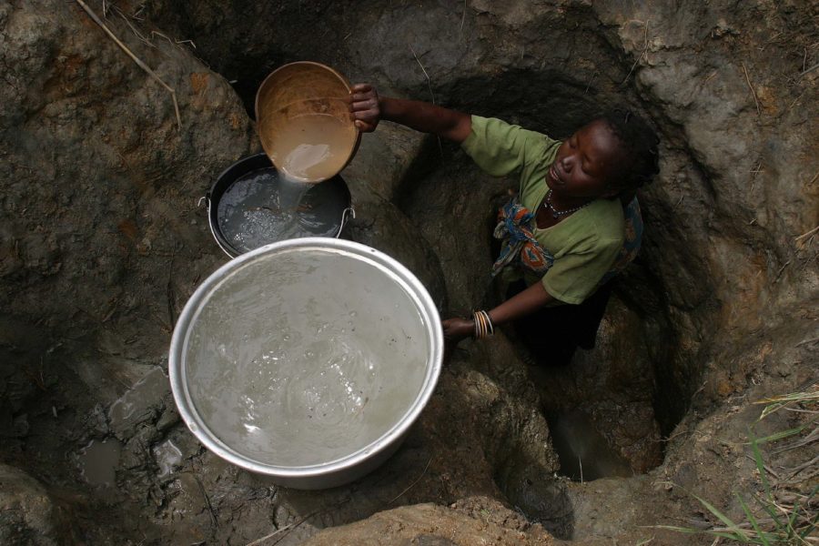 Kvinnor ansvarar för familjens vattentillgång - men män kontrollerar resurserna.