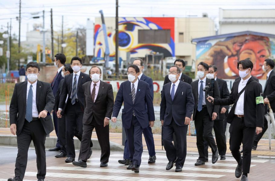 Japans nye premiärminister Fumio Kishida (i mitten) med entourage på besök i Fukushimas kärnkraftverk och drabbade staden Futaba.